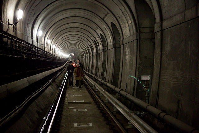 640px-Thames_Tunnel_walk.jpg