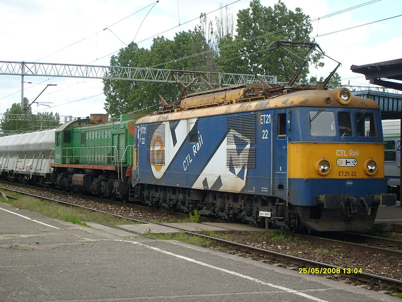 800px-ET21+TEM2_należące_do_CTL_Rail_w_Zielonej_Górze.JPG