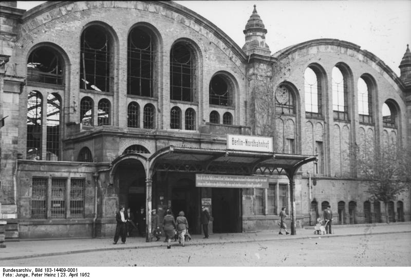 bundesarchiv_bild_183-14409-0001_berlin_haupteingang_zum_nordbahnhof_1952.jpg