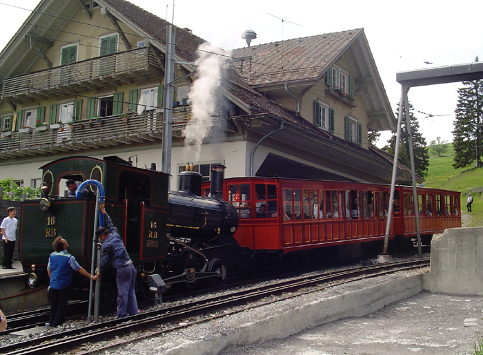 Historic_steam_train_on_the_Rigi.jpg