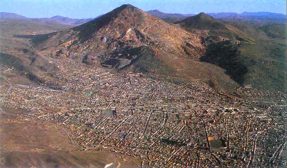 Potosi látképe. A háttérben a leggazdagabb ezüstbányáknak otthont adó Cerro Rico, a Gazdag-hegy.