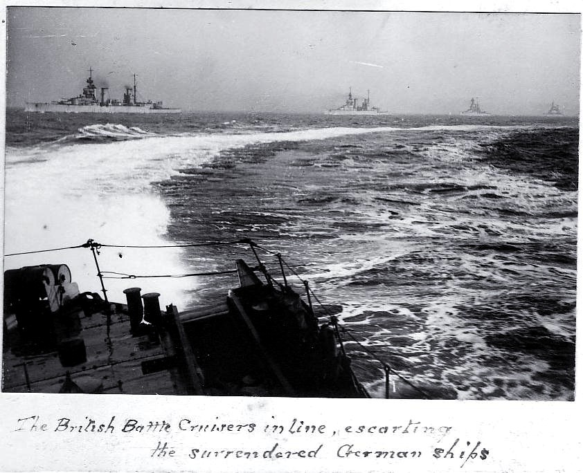 A Royal Navy, dicsősége teljében. A magát magadó német flottát Scapa Flowba kísérő angol csatacirkálók.