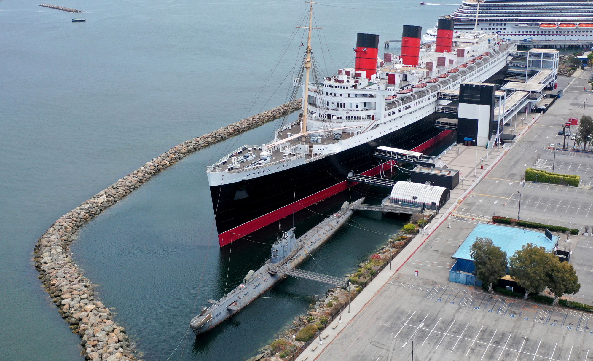 A kívülről szépen csillogó-villogó Queen Mary.