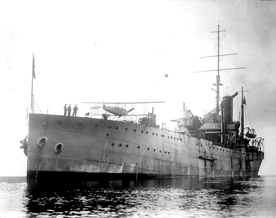 Egy klasszikus hidroplán-anyahajó, az Ark Royal. 1934-ben, mikor megrendelték az azonos nevű repülőgép-anyahajót, átkeresztelték a Pegasus névre.