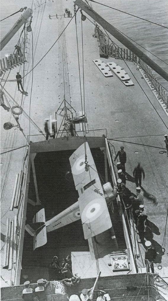 Egy Sopwith Pup vadászgépet emelnek a fedélzetre a Furious hangárából.