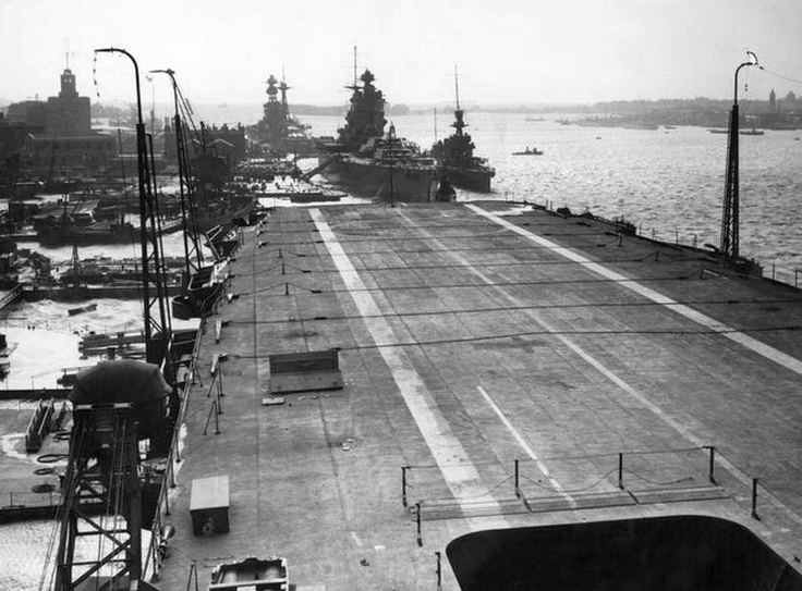 A felszerelés alatt álló Ark Royal, mögötte egy Nelson osztályú csatahajó. Jól látható a fékezőkötelek sora.