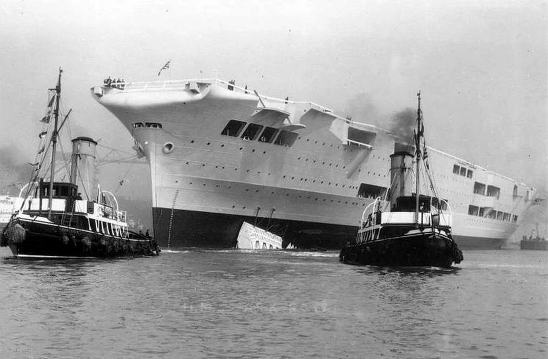 Az Ark Royal a vízrebocsátás után.