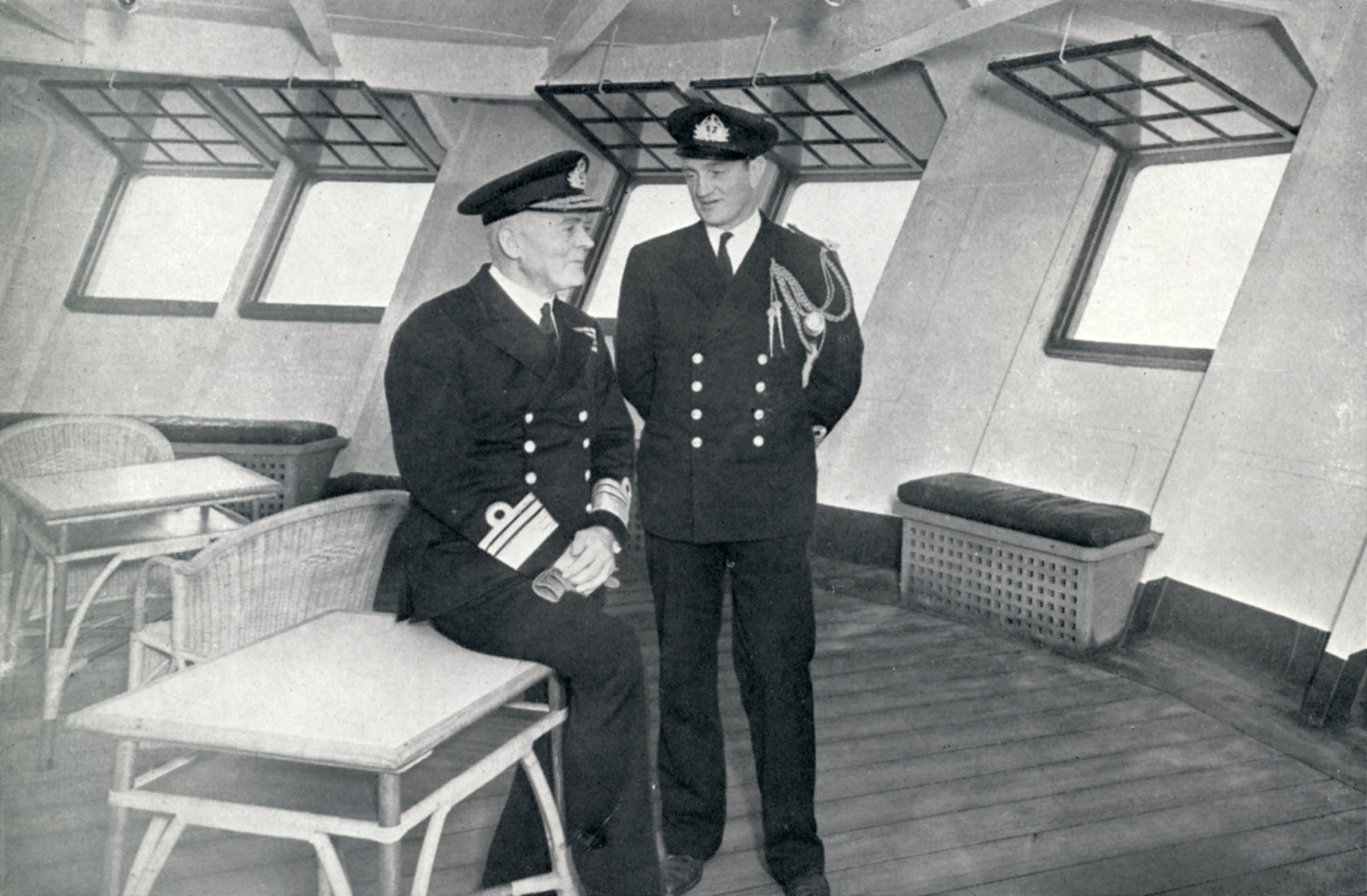 Lionel Wells tengernagy és egyik törzstisztje az Ark Royal tiszti szalonjában.