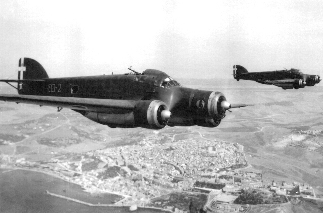 Savoia-Marchetti SM.79 Sparviero bombázók.