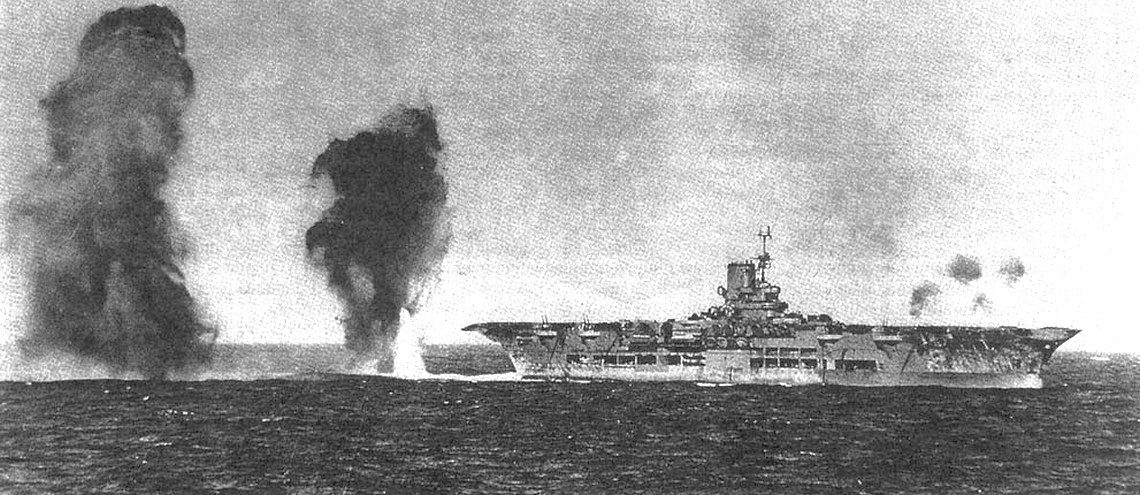 Becsapódások az Ark Royal mögött.