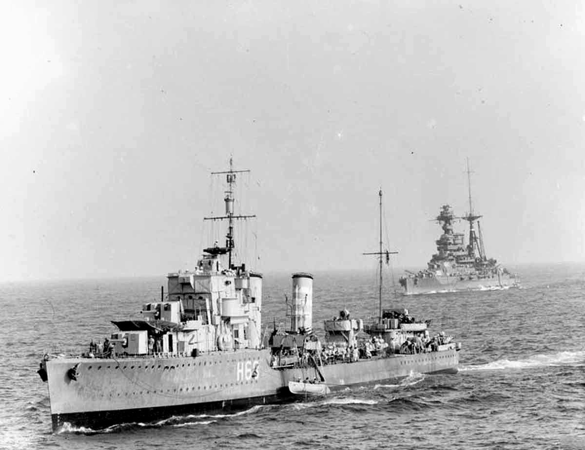 A Foresight romboló, és a Resolution csatahajó Dakar előtt.