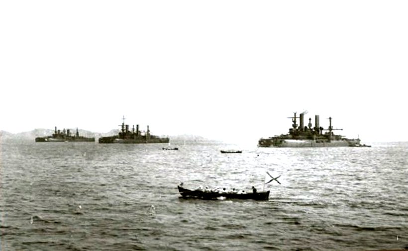 A három testvérhajó, a Petropavlovszk, a Poltava, és a Szevasztopol csatahajók Port Arthurban.