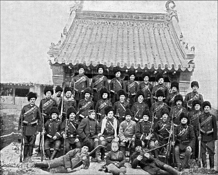 Orosz katonák fényképezkednek Kínában, a boxer lázadás idején.