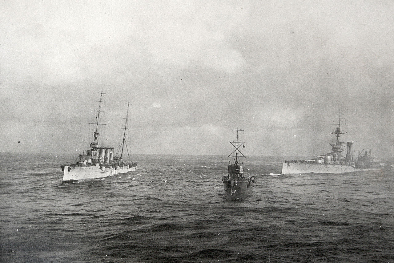 A csatahajó előtt a vontatással próbálkozó Liverpool cirkáló, és a Fury romboló.
