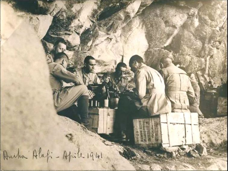 Az etiópiai olasz hadsereg vezérkara 1941 tavaszán. A bal sorban középen a főparancsnok, Amadeo di Savoy-Aosta.