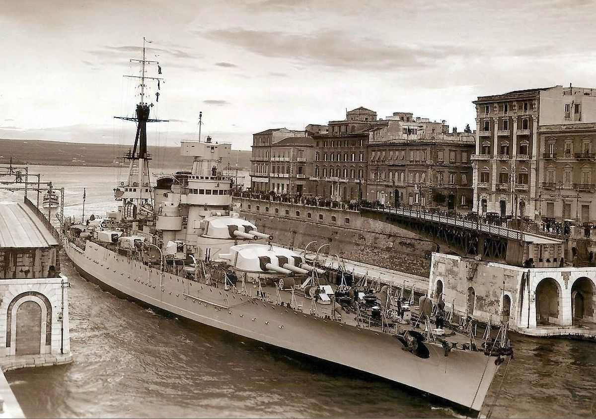 A Giulio Cesare csatahajó 1938-ban, az átépítés után. A csatahajó itt éppen a tarantói külső és belső kikötőt összekötő csatornán halad át.
