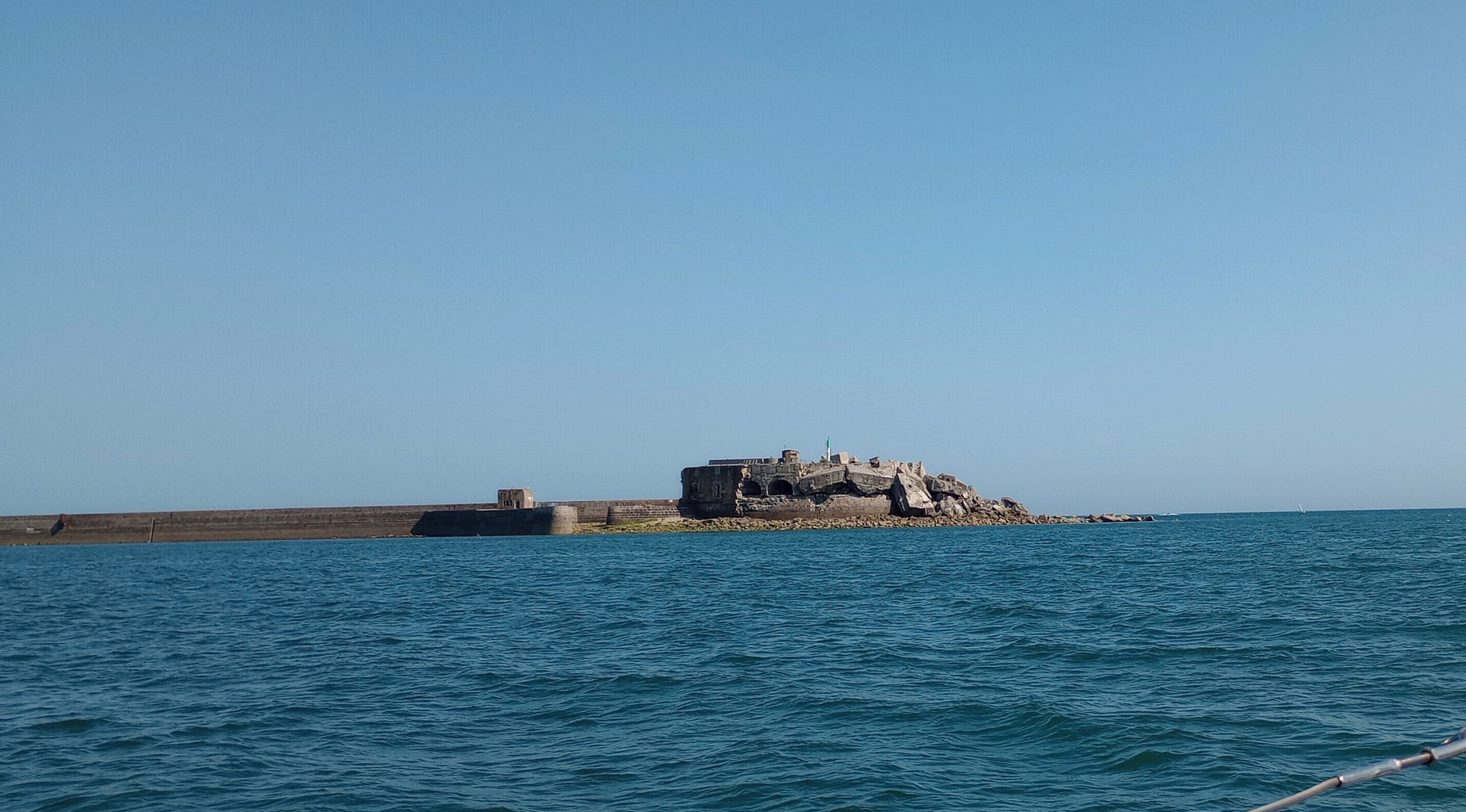 A kikötő bejáratát védő Keleti Erőd. A franciák robbantották fel 1940 júniusában, a német bevonulás előtt.