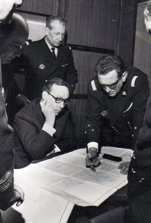 André Gempp bemutatja a Redoutable terveit Michel Debré védelmi miniszternek.