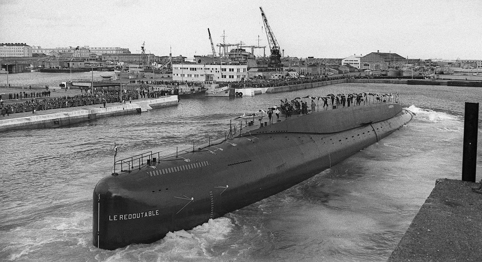 A vízrebocsátás. A torony nem fért volna ki a fedett dokk kapuján, így azt csak utólag szerelték fel a hajókra.