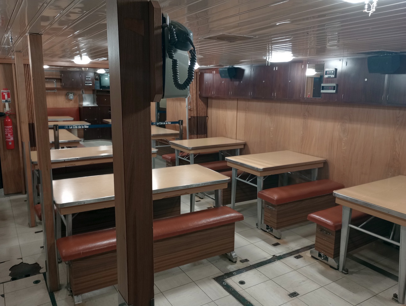 A legénységi étkező.