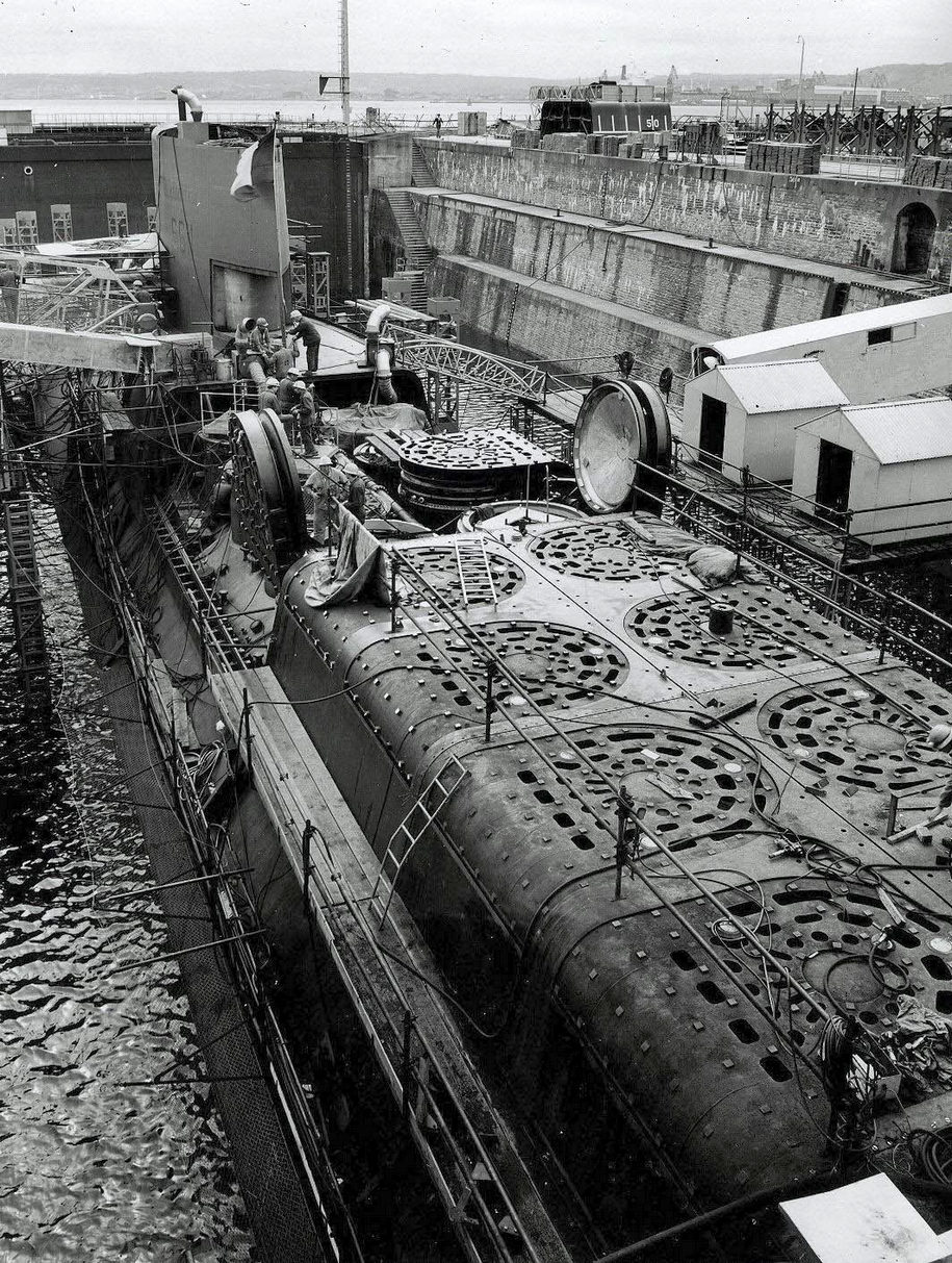 A rakétaindító csövek fedeleinek szerelése az épülő hajón.