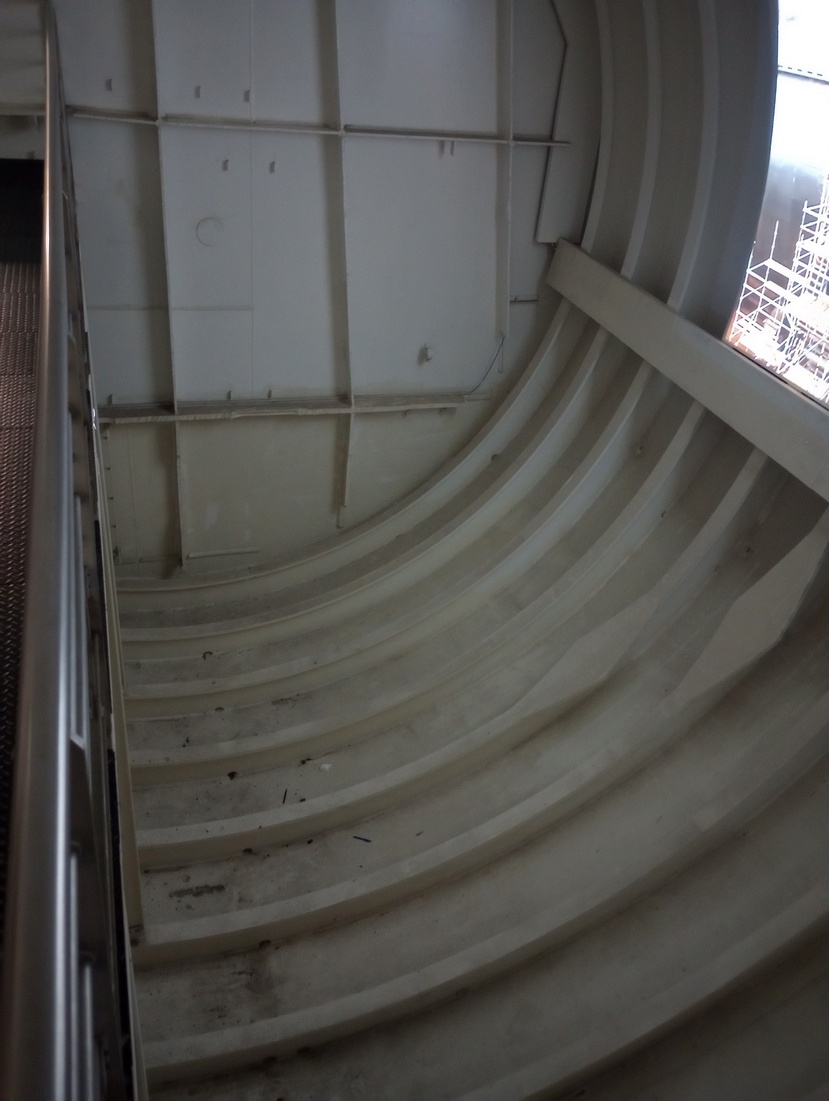A reaktor hűlt helye. Jobbra fent nem ablak, hanem a kivetítő egy része látható.