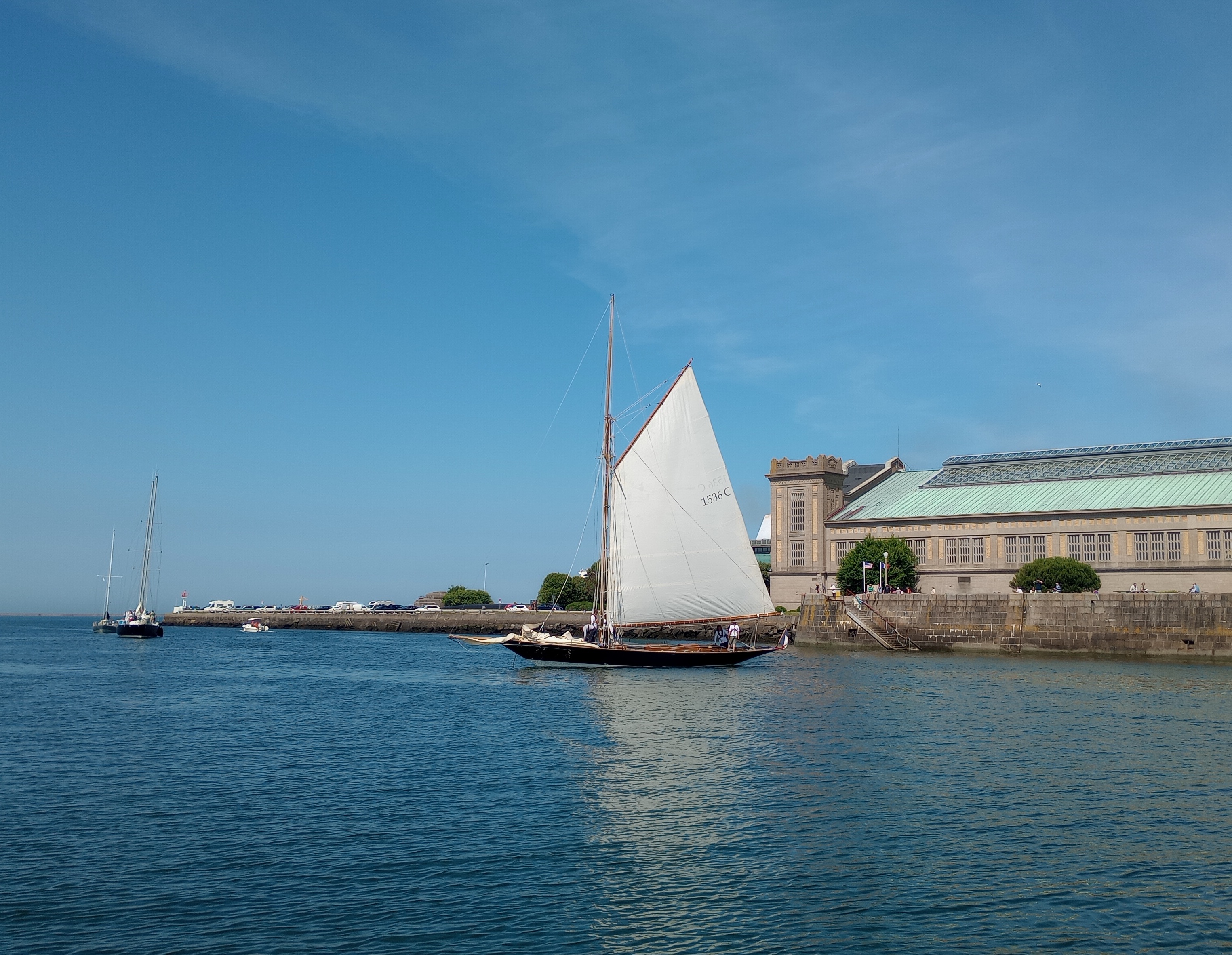 A Pen Duick I. befut Cherbourgba. Jobbra a Cité de la Mer épülete látható.