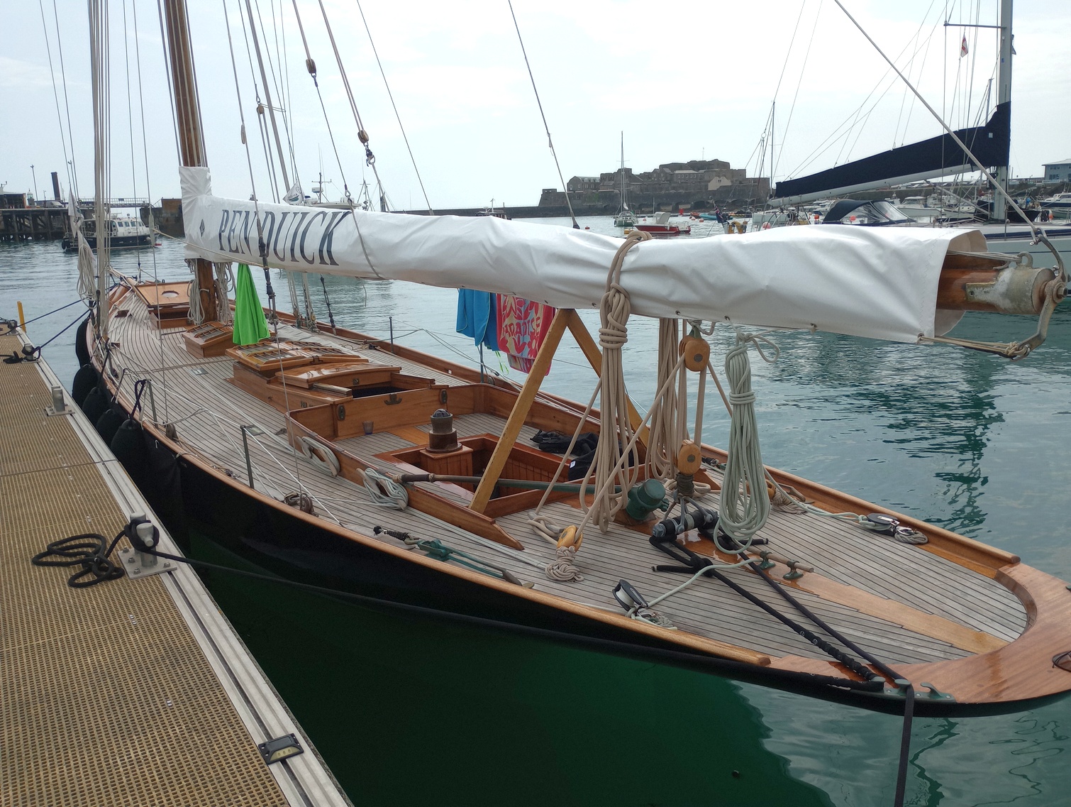 A Pen Duick I. fedélzete.