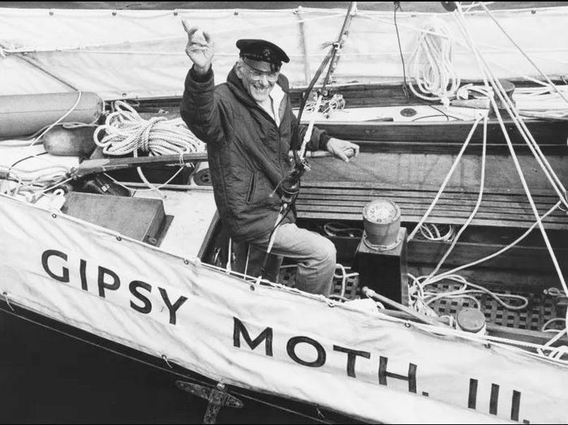 Chichester a Gipsy Moth III. kormányánál.