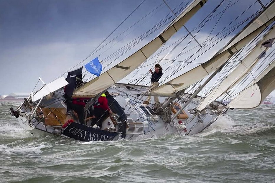 A felújított Gipsy Moth IV. erős szélben, a rá jellemző helyzetben.