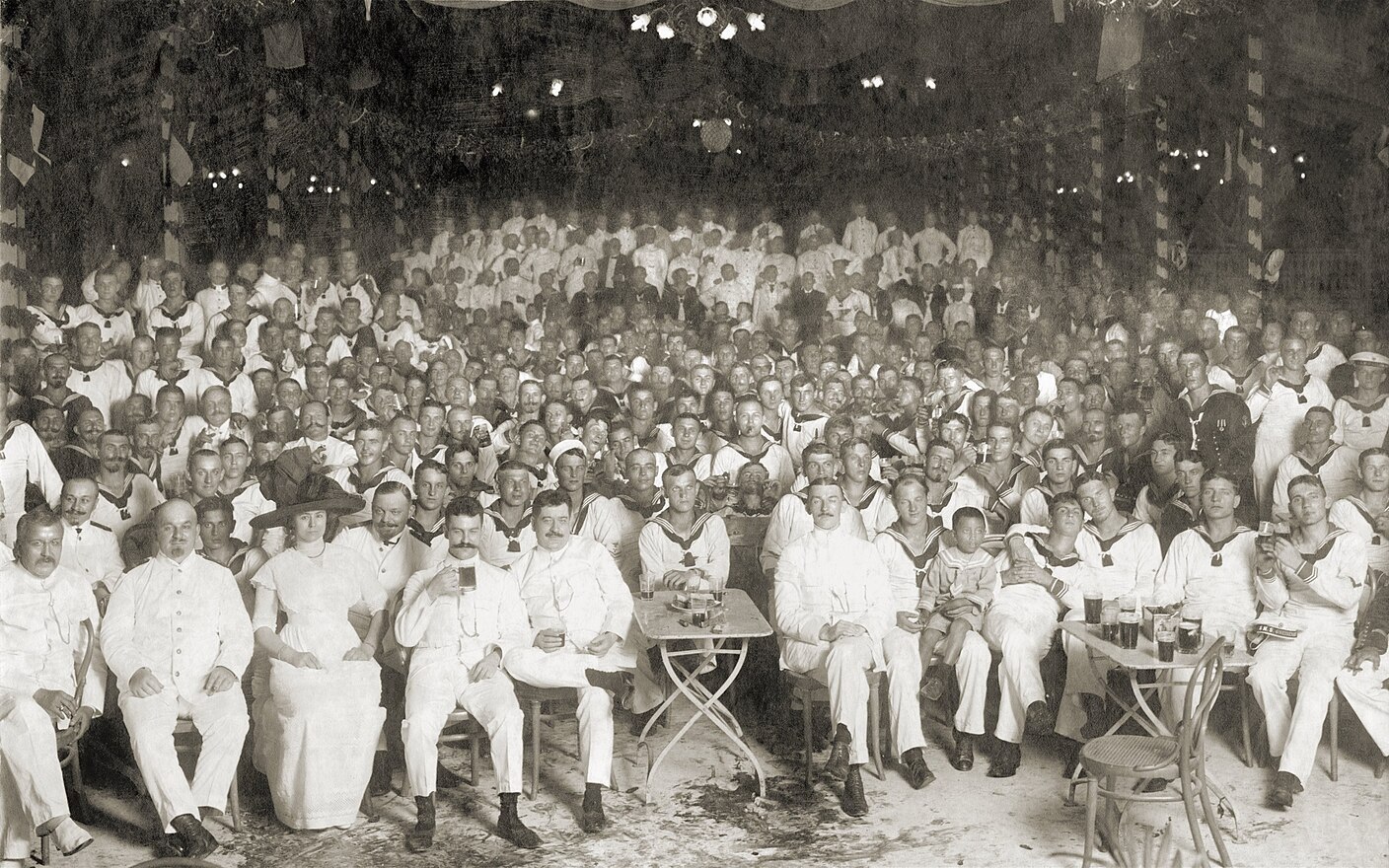A Scharnhorst és a Gneisenau legénysége Batáviában (Jakarta), 1913 január elsején.
