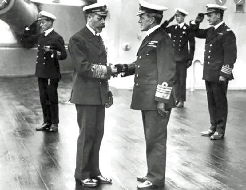 V. György üdvözli az Angliába hazatérő Sturdee altengernagyot.