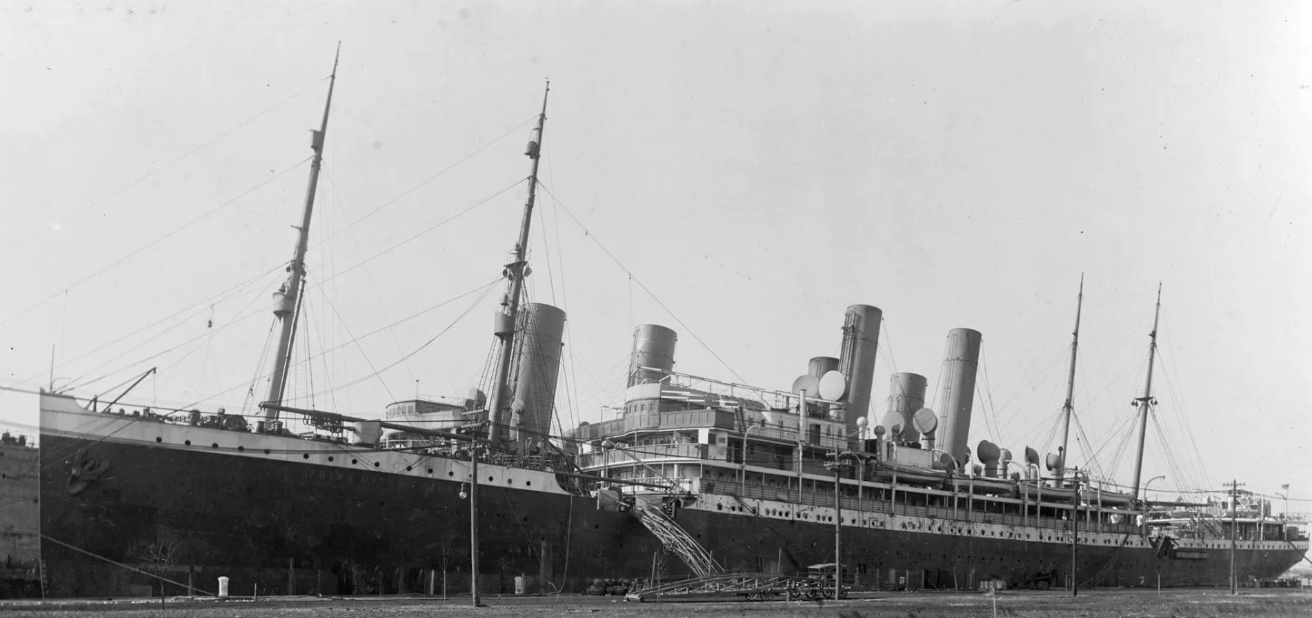 A Newport News kikötőjében internált Prinz Eitel Friedrich – elöl – és Kronprinz Wilhelm.