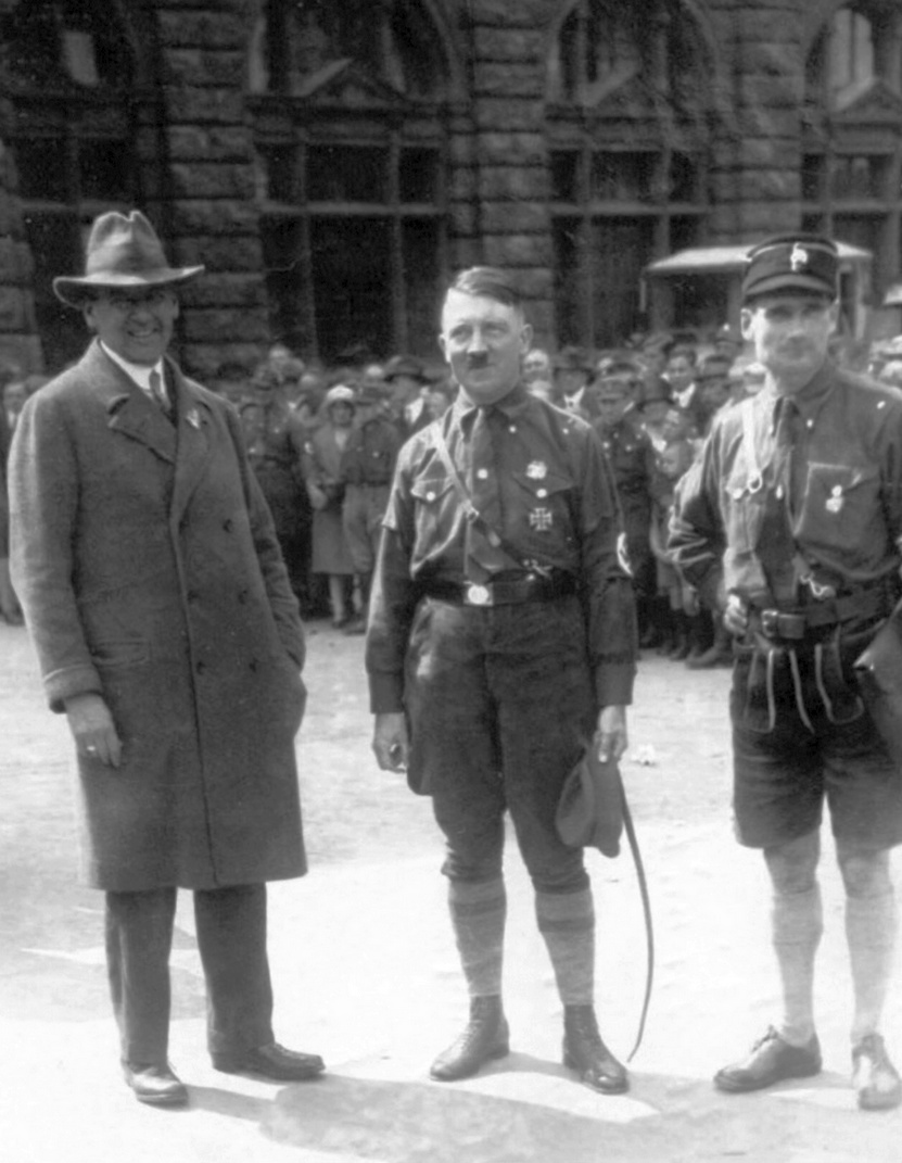 Hitler, Hess, és Helmuth von Mücke a Nemzetiszocialista Párt 1927-es nürnbergi kongresszusán.