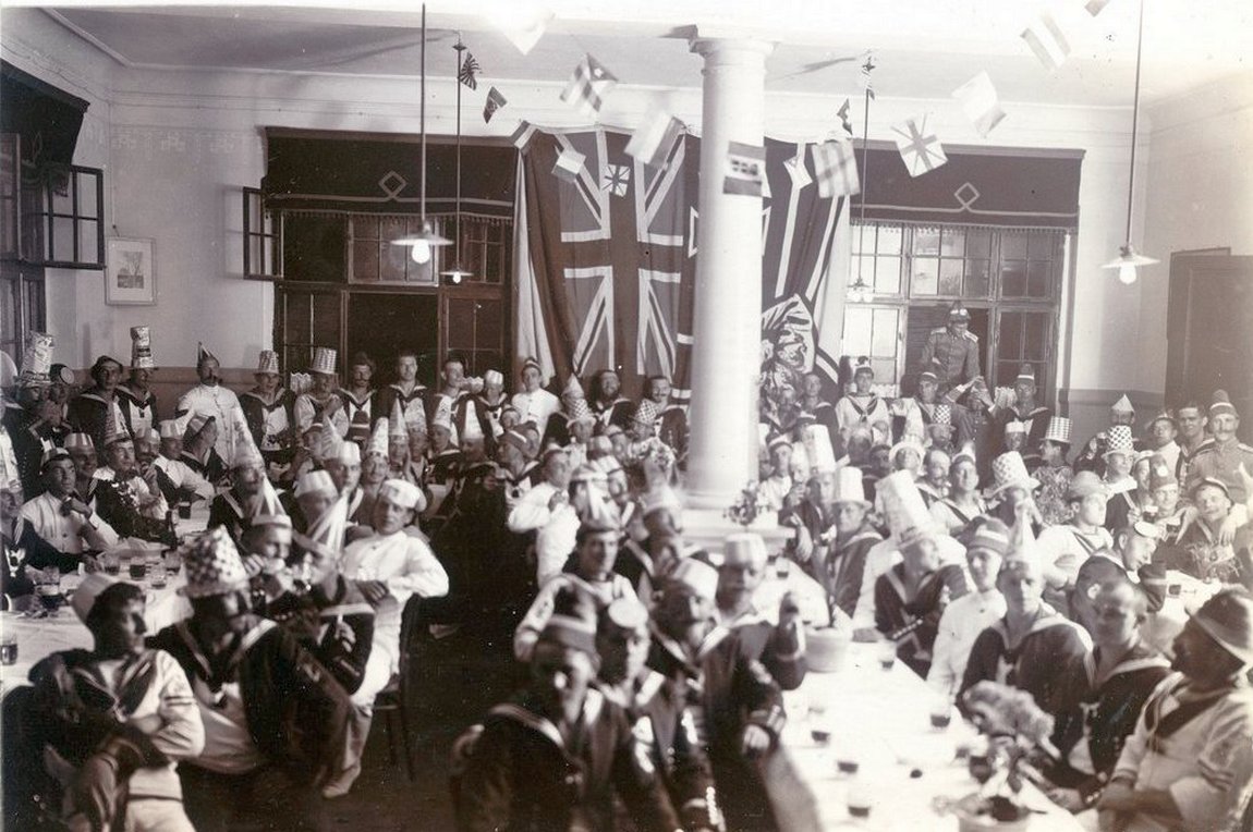 A Gneisenau és az angol Minotaur cirkáló legénysége közösen szilveszterezik, néhány évvel a háború előtt.