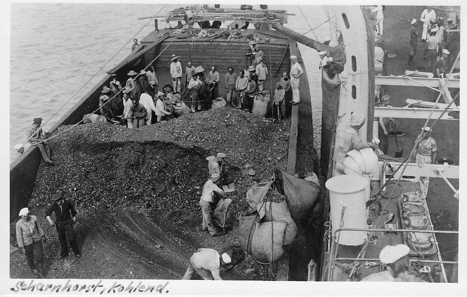 A német kötelék legnagyobb logisztikai problémája az üzemanyag ellátás biztosítása volt. Szénszállító bárka a Scharnhorst mellett.