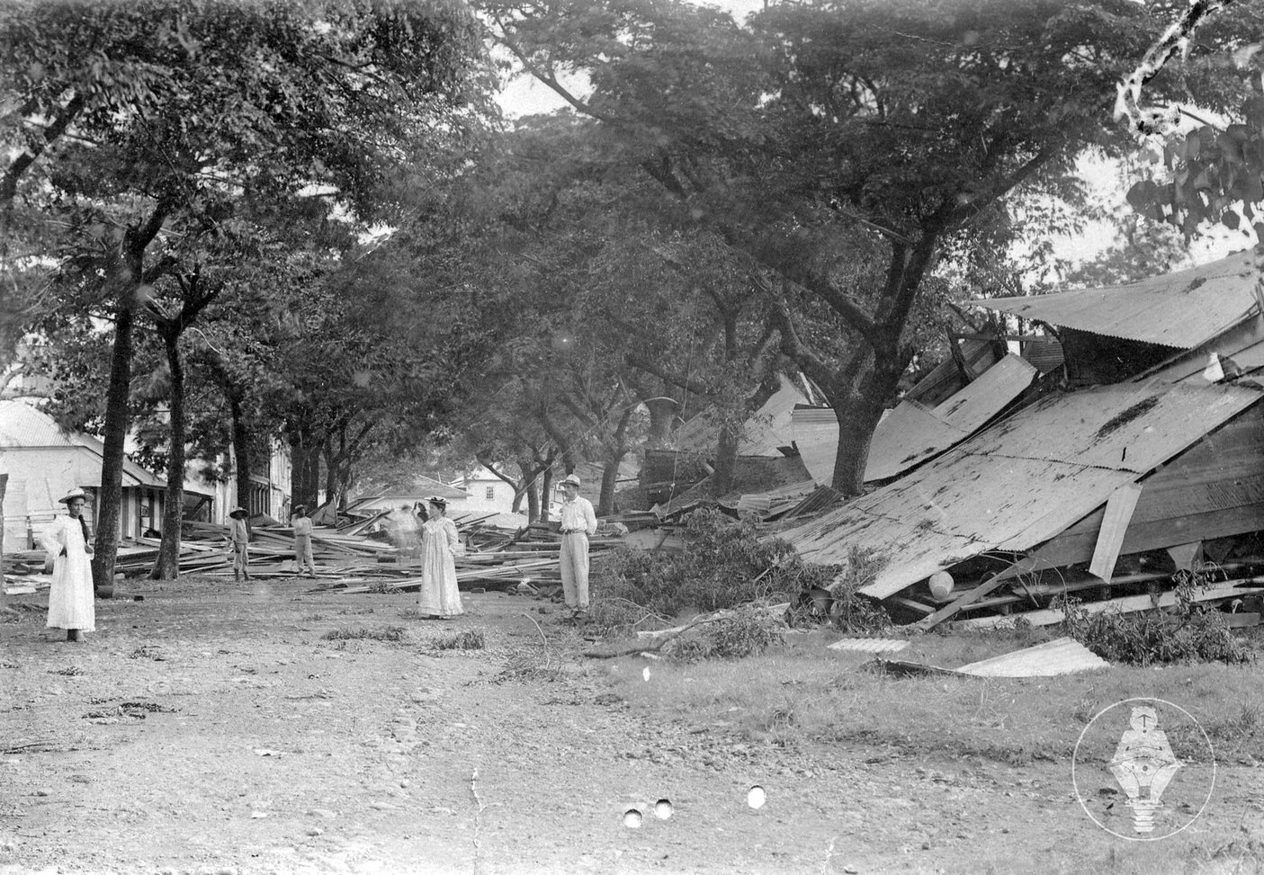 A városba visszatérő lakosok a házak romjai között.