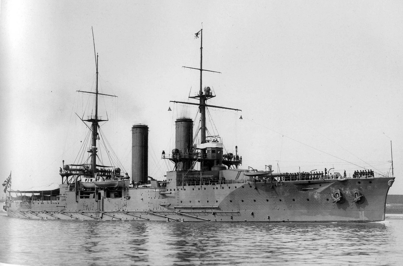 A 305 mm-es ágyúkkal felszerelt Tsukuba páncéloscirkáló, vagy sokak szerint korai csatacirkáló.