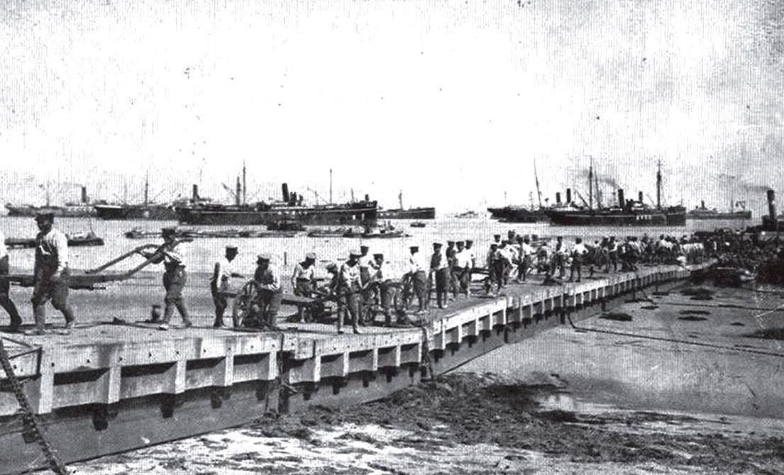 A japán csapatok partraszállnak Tsingtao közelében.