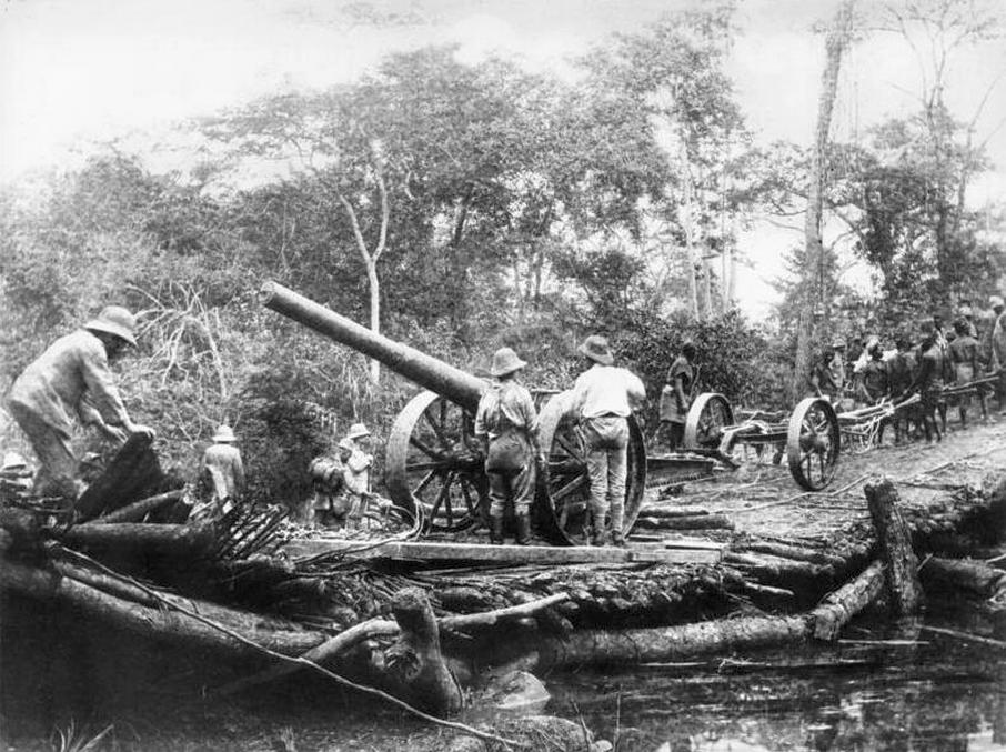 A Königsberg cirkáló egyik tízcentis ágyúja, tábori löveggé átalakítva.