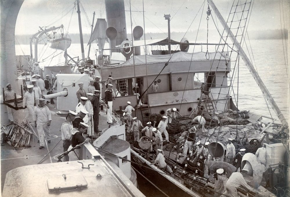 A Gneisenau mellett álló Titania teherhajó.