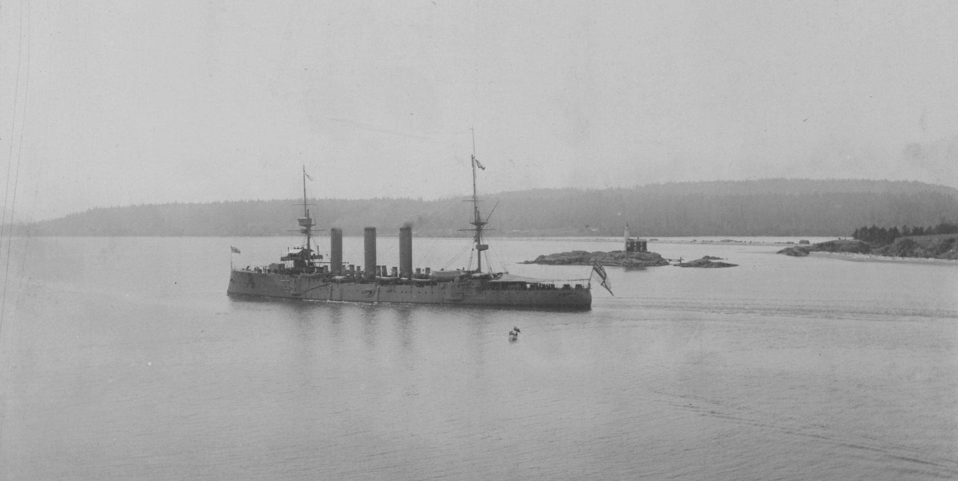 A Monmouth kifut a kanadai Esquimalt kikötőjéből. A kép 1907-ben készült.