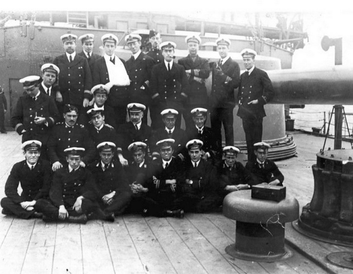 Tisztek és kadétok a Good Hope fedélzetén Falklandon, két héttel a cirkáló pusztulása előtt.