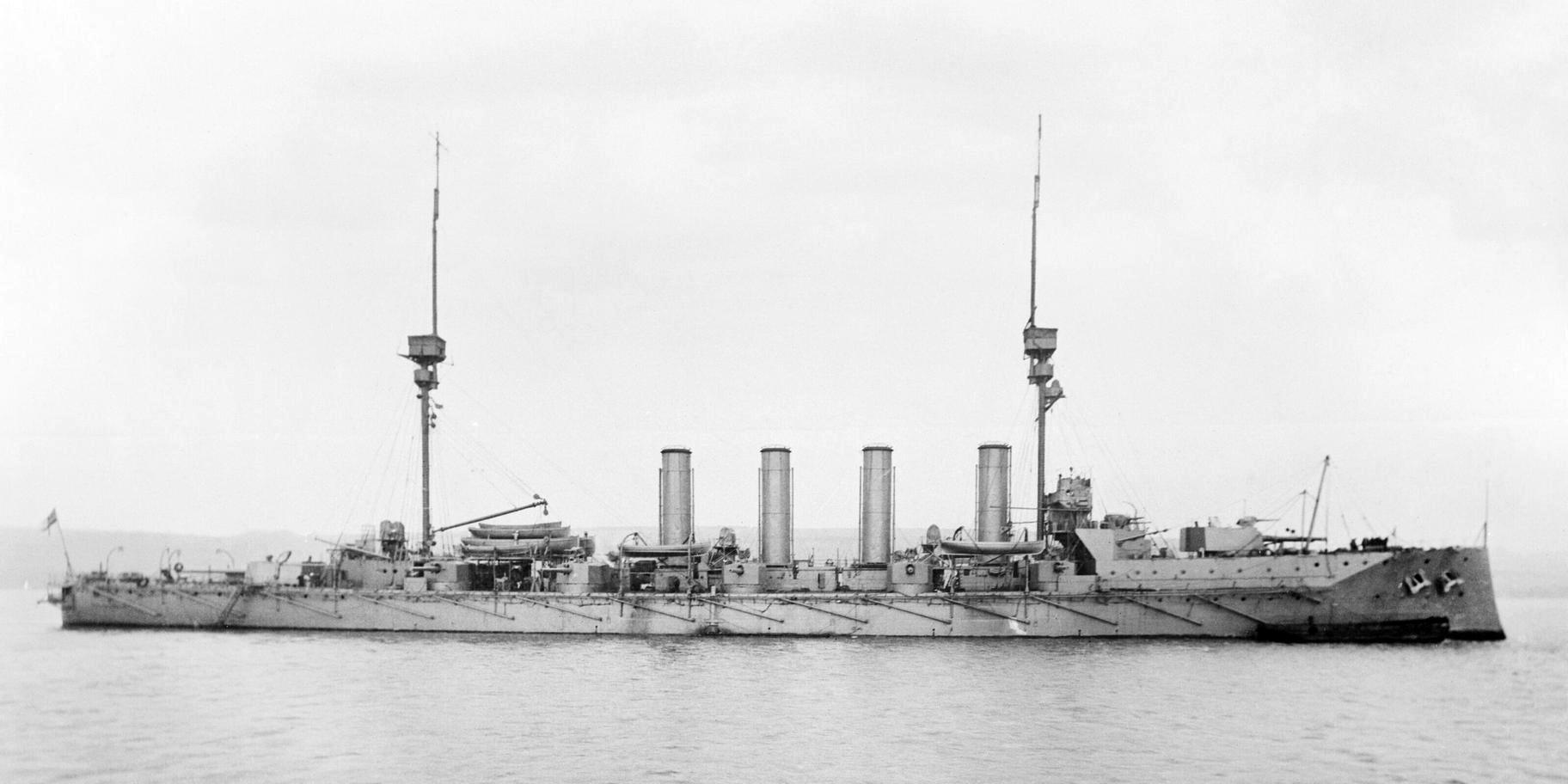 A hagyományos felépítésű, de kategóriájában nagyon erős fegyverzetű Defence páncéloscirkáló.