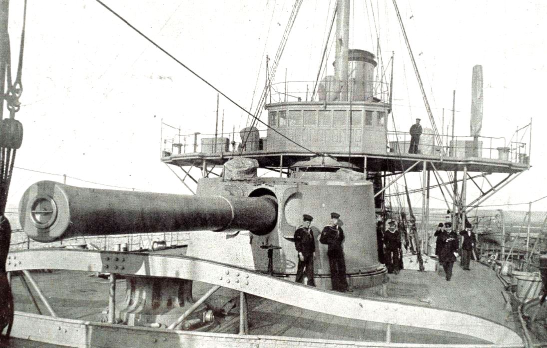 A Good Hope egyik testvérhajójának, a Drake cirkálónak az elülső lövegtornya.