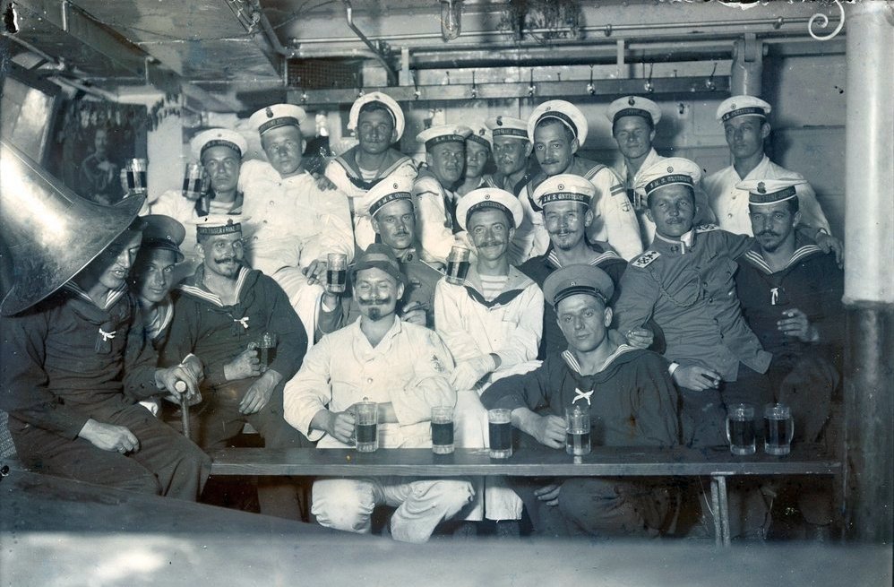 A Gneisenau és az osztrák–magyar Kaiser Franz Joseph I. tengerészei baráti sörözésen a háború előtt.