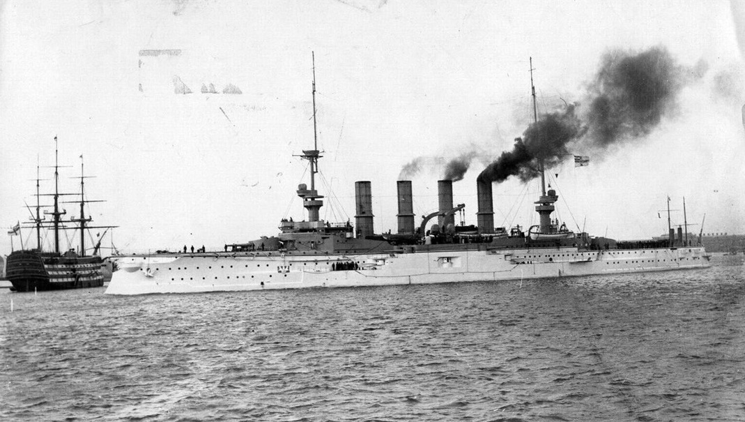 A Scharnhorst 1907-ben Portsmouth kikötőjében, a Victory előtt.