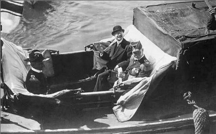 Spee és Erckert a Scharnhorst parancsnoki csónakjában.
