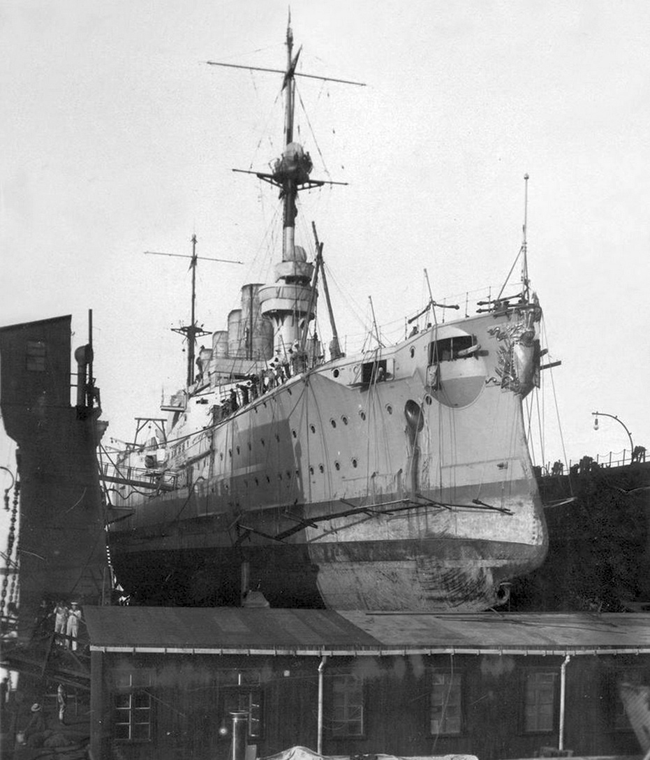 A Scharnhorst a tsingtaói úszódokkban.