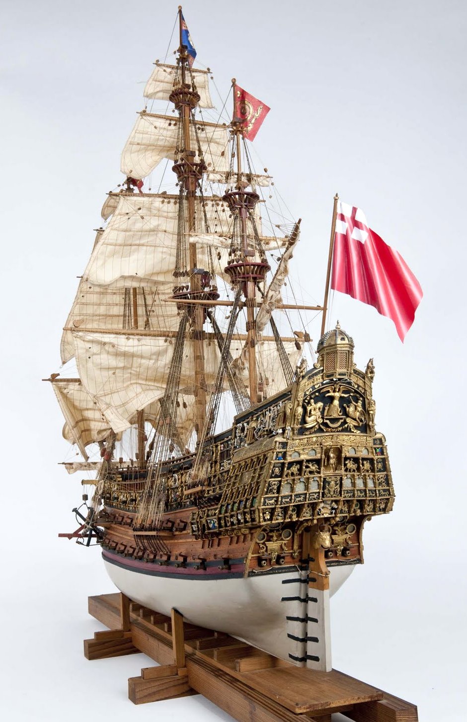 A barokk sorhajók túlburjánzó díszítésének egyik iskolapéldája, a Sovereign of the Seas tatja.